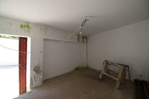 Moradia T5 de 2 pisos e logradouro com 10 boxes para cavalos - Golegã