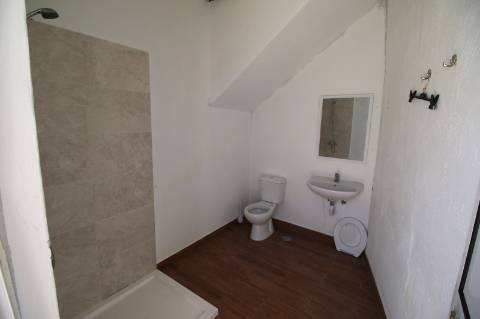 Moradia T5 de 2 pisos e logradouro com 10 boxes para cavalos - Golegã