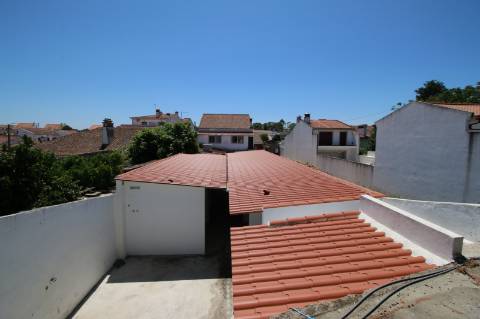 Moradia T5 de 2 pisos e logradouro com 10 boxes para cavalos - Golegã