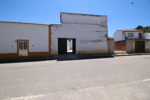 Moradia T5 de 2 pisos e logradouro com 10 boxes para cavalos - Golegã