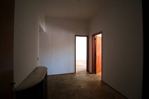 Moradia T5 de 2 pisos e logradouro com 10 boxes para cavalos - Golegã