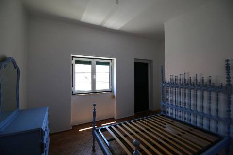 Moradia T5 de 2 pisos e logradouro com 10 boxes para cavalos - Golegã