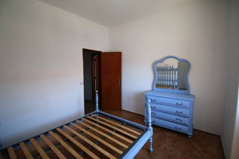 Moradia T5 de 2 pisos e logradouro com 10 boxes para cavalos - Golegã