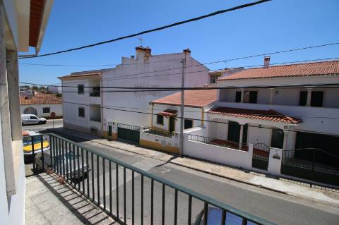 Moradia T5 de 2 pisos e logradouro com 10 boxes para cavalos - Golegã