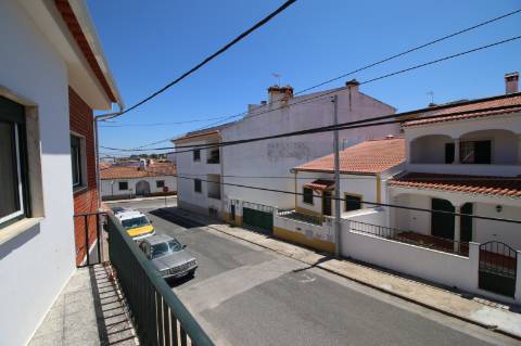 Moradia T5 de 2 pisos e logradouro com 10 boxes para cavalos - Golegã