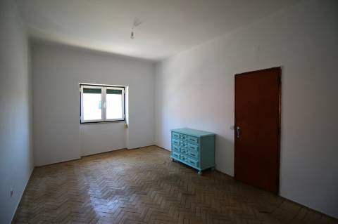 Moradia T5 de 2 pisos e logradouro com 10 boxes para cavalos - Golegã