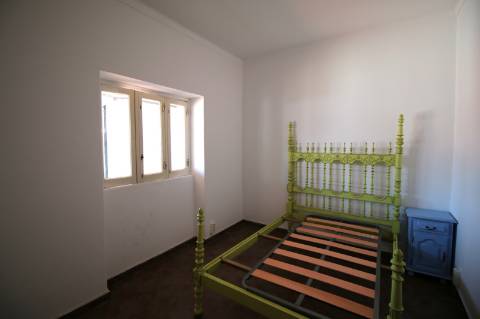 Moradia T5 de 2 pisos e logradouro com 10 boxes para cavalos - Golegã