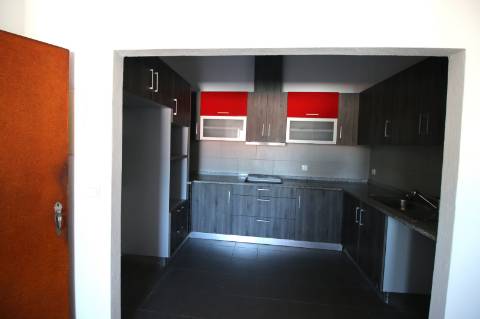 Moradia T5 de 2 pisos e logradouro com 10 boxes para cavalos - Golegã