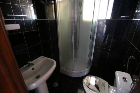 Moradia T5 de 2 pisos e logradouro com 10 boxes para cavalos - Golegã