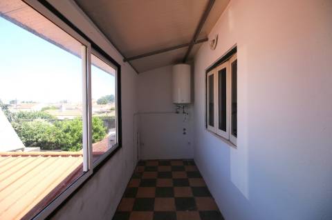 Moradia T5 de 2 pisos e logradouro com 10 boxes para cavalos - Golegã