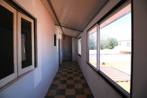 Moradia T5 de 2 pisos e logradouro com 10 boxes para cavalos - Golegã