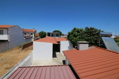 Moradia T5 de 2 pisos e logradouro com 10 boxes para cavalos - Golegã