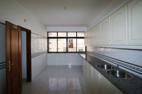 Apartamento T2 com parqueamento em Santarém