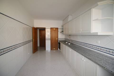 Apartamento T4 com 2 parqueamentos e arrecadação em Santarém