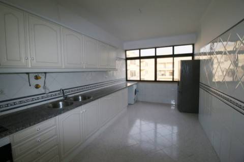 Apartamento T4 com 2 parqueamentos e arrecadação em Santarém