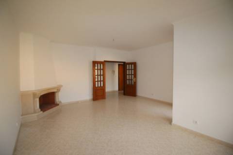 Apartamento T4 com 2 parqueamentos e arrecadação em Santarém