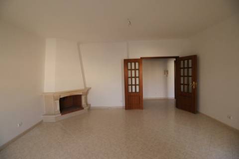 Apartamento T4 com 2 parqueamentos e arrecadação em Santarém