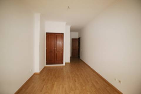 Apartamento T4 com 2 parqueamentos e arrecadação em Santarém