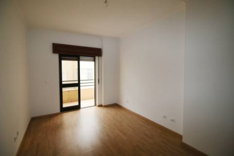 Apartamento T4 com 2 parqueamentos e arrecadação em Santarém