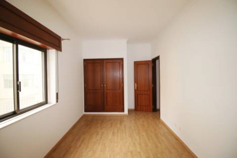 Apartamento T4 com 2 parqueamentos e arrecadação em Santarém