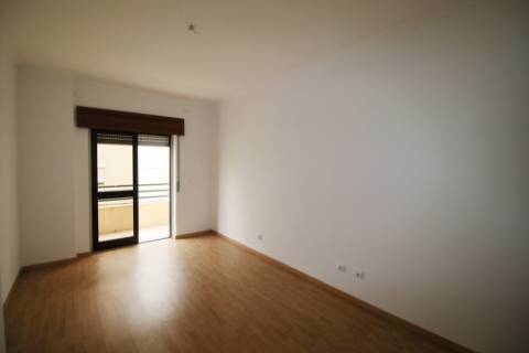 Apartamento T4 com 2 parqueamentos e arrecadação em Santarém