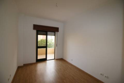 Apartamento T4 com 2 parqueamentos e arrecadação em Santarém