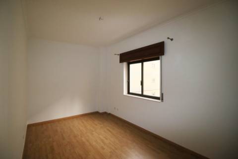 Apartamento T4 com 2 parqueamentos e arrecadação em Santarém