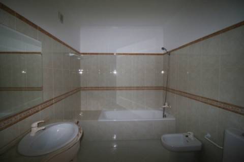 Apartamento T4 com 2 parqueamentos e arrecadação em Santarém