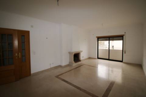 Apartamento T3 com arrecadação em S. Domingos - Santarém