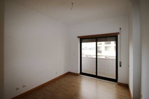 Apartamento T3 com arrecadação em S. Domingos - Santarém