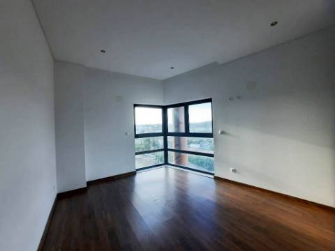 Apartamento T1 com parqueamento e arrecadação perto do Hospital de Santarém