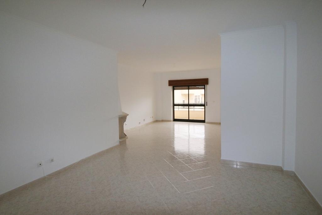 Apartamento T3 com parqueamento e arrecadação em Santarém