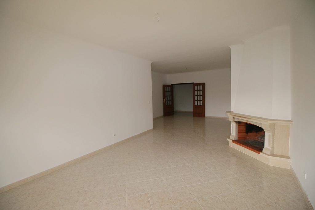 Apartamento T3 com parqueamento e arrecadação em Santarém