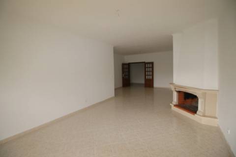 Apartamento T3 com parqueamento e arrecadação em Santarém