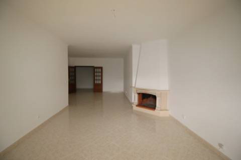 Apartamento T3 com parqueamento e arrecadação em Santarém