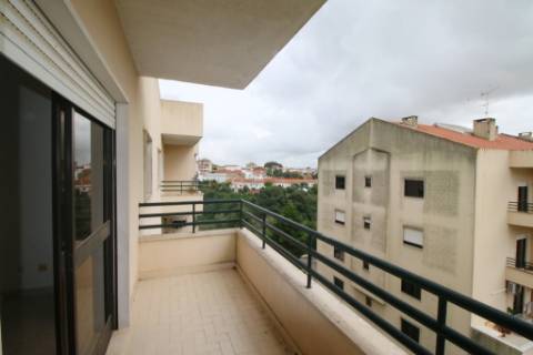 Apartamento T3 com parqueamento e arrecadação em Santarém