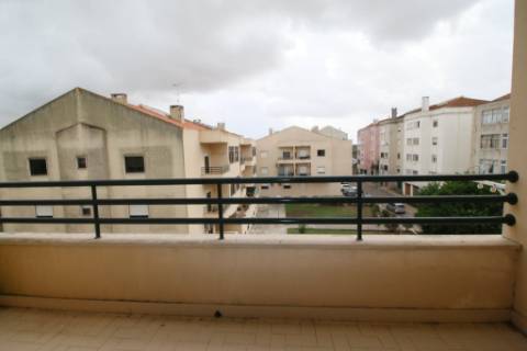 Apartamento T3 com parqueamento e arrecadação em Santarém