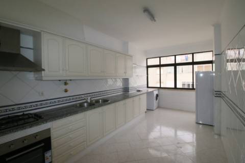 Apartamento T3 com parqueamento e arrecadação em Santarém