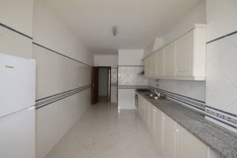 Apartamento T3 com parqueamento e arrecadação em Santarém