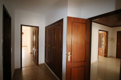 Apartamento T3 com parqueamento e arrecadação em Santarém