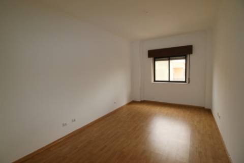 Apartamento T3 com parqueamento e arrecadação em Santarém