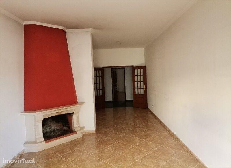 Apartamento T3 com parqueamento e arrecadação em Santarém