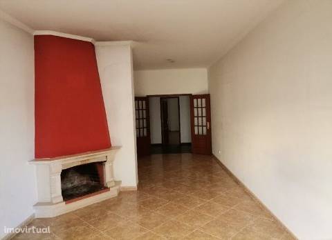 Apartamento T3 com parqueamento e arrecadação em Santarém