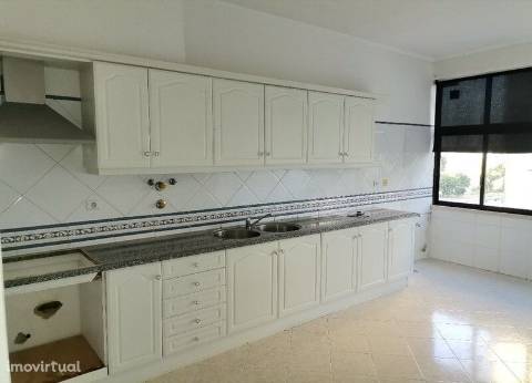 Apartamento T3 com parqueamento e arrecadação em Santarém