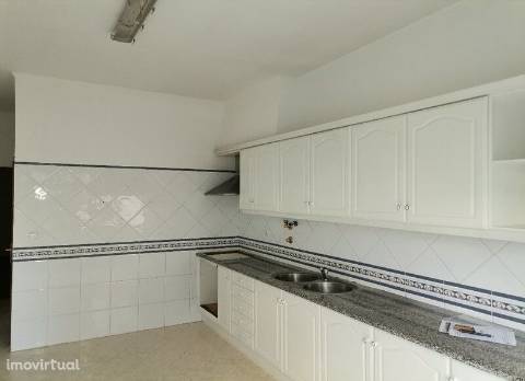 Apartamento T3 com parqueamento e arrecadação em Santarém