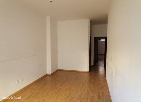 Apartamento T3 com parqueamento e arrecadação em Santarém