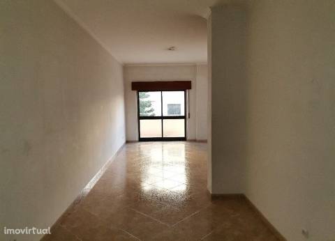 Apartamento T3 com parqueamento e arrecadação em Santarém