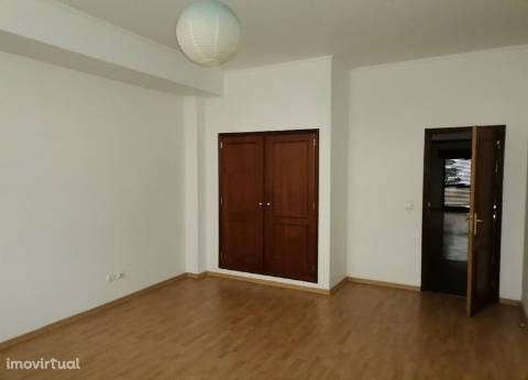 Apartamento T3 com parqueamento e arrecadação em Santarém