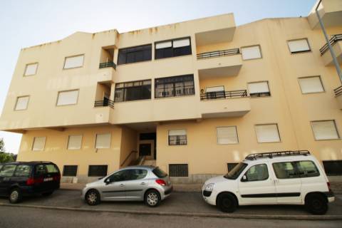 Apartamento T2 com parqueamento e arrecadação em Santarém