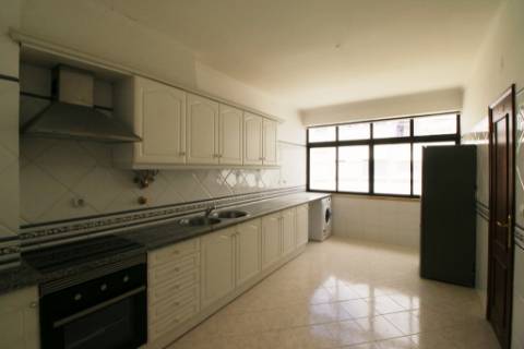 Apartamento T2 com parqueamento e arrecadação em Santarém